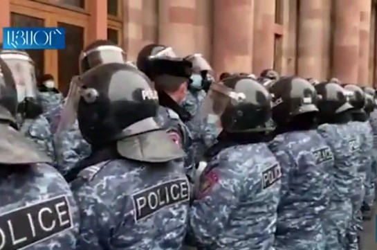 Ոստիկանական մեծաթիվ ուժեր՝ կառավարության մոտ. ոստիկանները ցուցարարներին մեջքով են կանգնել (Տեսանյութ)