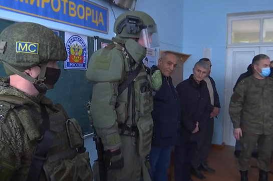 Российские миротворцы провели занятия по мерам безопасности с учениками одной из школ Степанакерта
