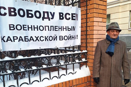 Российский армянин устроил одиночную акцию перед посольством Азербайджана