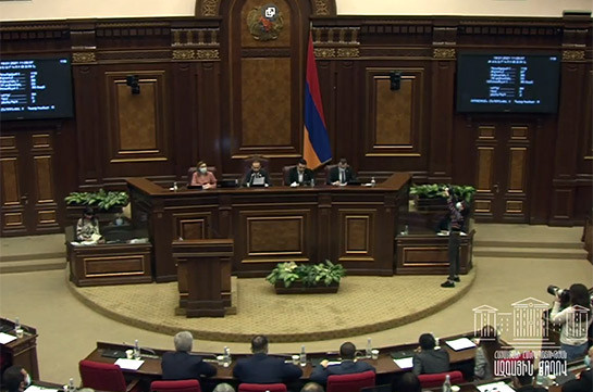 Парламент Армении в первом чтении одобрил закон, разрешающий налоговикам носить оружие