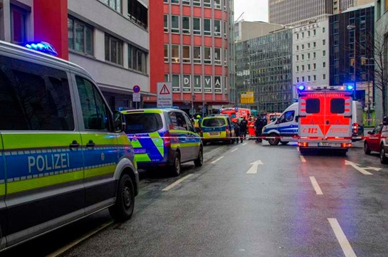 Неизвестный напал с ножом на людей у вокзала во Франкфурте