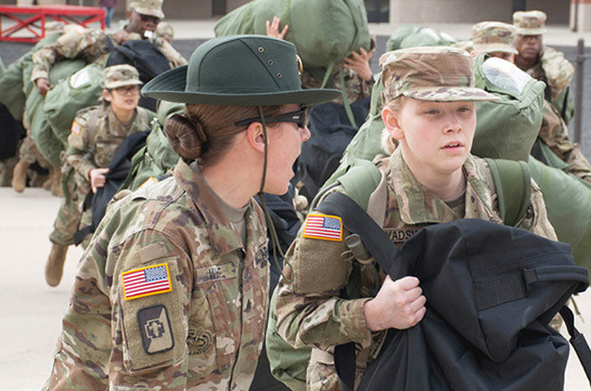 Женщинам в армии США разрешат красить губы и ногти