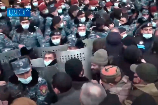 Լարված իրավիճակ՝ Երևանում. ցուցարարները փորձում են ներխուժել կառավարություն (Տեսանյութ)