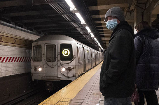 Американцев обязали носить маски в общественном транспорте