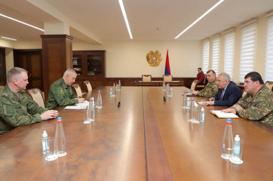 Armenia’s DM meets commander of Russian peacekeeping troops deployed in Karabakh, thanks for active role in exchange of captives