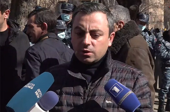 Police officers injure Homeland Salvation Movement coordinator Ishkhan Saghatelyan while trying to apprehend him (Video)