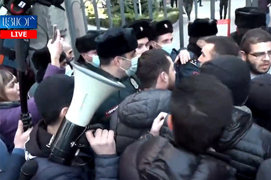 Բախում՝ ոստիկանների ու վարչապետի հրաժարականը պահանջող ակտիվիստների միջև (Տեսանյութ)