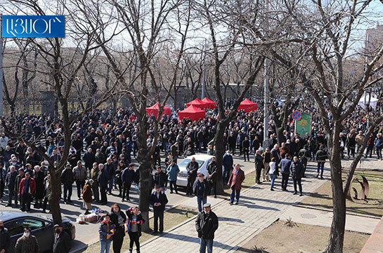Участники митинга направились к резиденции президента Армении с требованием обратиться в КС по вопросу отставки Оника Гаспаряна