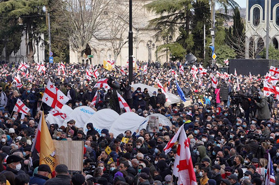 В Тбилиси многотысячный протест