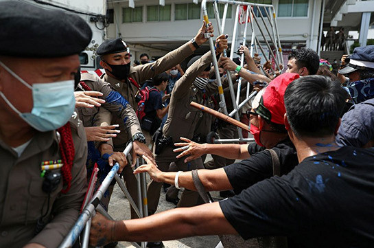 В Таиланде 33 человека пострадали в столкновениях с полицией у резиденции премьера