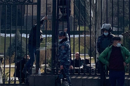 Ворота парламентом заварили до визита Никола Пашиняна (Фото)