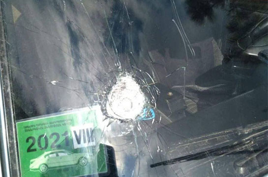 В Арцахе азербайджанские военные забросали камнями автомобили с армянскими госномерами