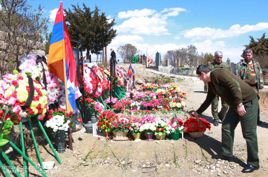 Араик Арутюнян отдал дань уважения памяти погибших в ходе Апрельской войны