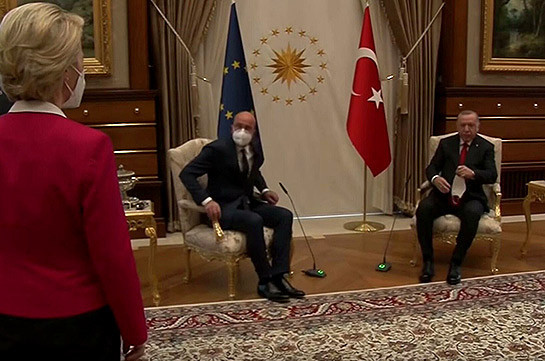 Главе Еврокомиссии не досталось места во время встречи с Эрдоганом (Видео)