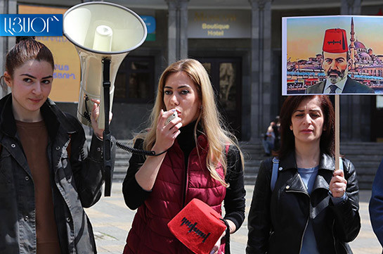 Этот символический головной убор недостает турецкой власти – женщины принесли к зданию правительства османский фес
