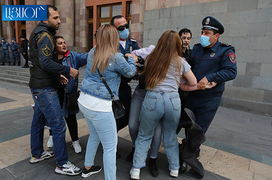 Полицейские подвергли приводу женщин – участников акции протеста перед зданием правительства