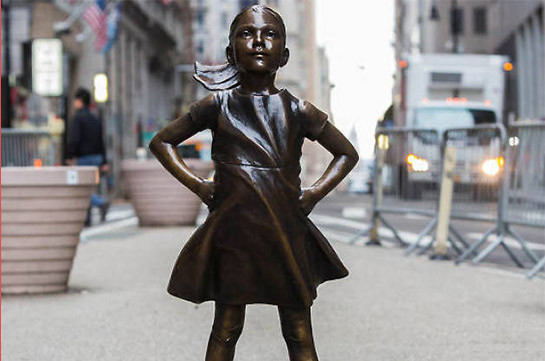Կառավարության 3-րդ մասնաշենքի դիմաց տեղադրվել է «Անվախ աղջկա» արձանը, որի բացումն արվել է գաղտագողի. Կարեն Վրթանեսյան