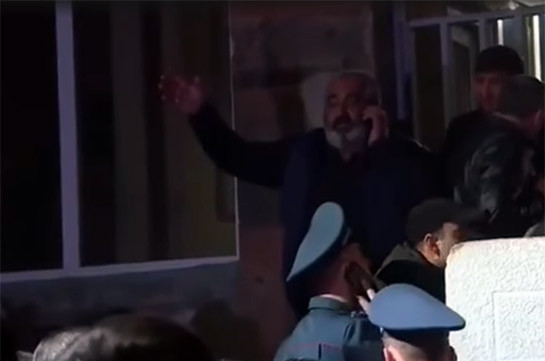 Բաքվից ինքնաթիռը դատարկ է ժամանել Երևան. վրդովված ծնողները շարժվում են ՊՆ (Տեսանյութ)