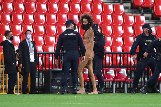 На Лиге Европы на поле выбежал мужчина без одежды