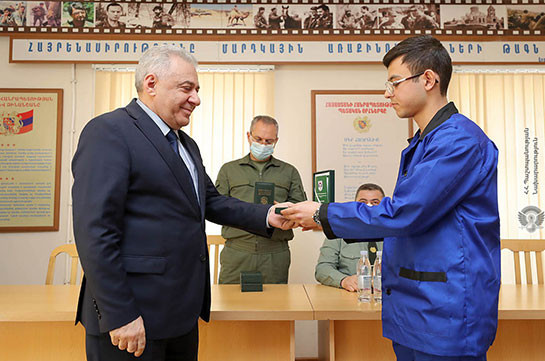 Министр обороны посетил военный госпиталь и вручил военнослужащим ведомственные медали