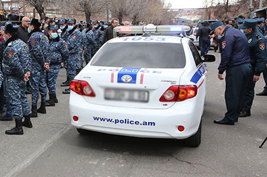 После призыва представителя Гегама Манукяна, полиция перекрыла улицу Демирчяна