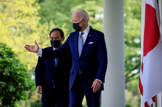 Премьер Японии заявил об установлении доверительных отношений с Байденом