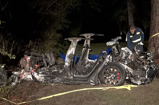 В США два человека погибли при аварии в Tesla без водителя