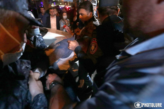 В связи с столкновениями полиции и демонстрантов у генпрокуратуры Армении возбуждено уголовное дело