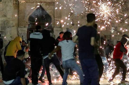 Al-Aqsa mosque: Dozens hurt in Jerusalem clashes