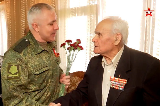Լեռնային Ղարաբաղում ռուս խաղաղապահների հրամանատարությունը շնորհավորել է Հայրենական մեծ պատերազմի վետերաններին (Տեսանյութ)