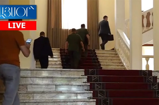 Անվտանգության խորհրդի անդամները ժամանեցին կառավարություն (Տեսանյութ)