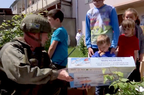 Российские миротворцы организовали передачу гуманитарной помощи беженцам и многодетным семьям отдаленных поселков Нагорного Карабаха (Видео)