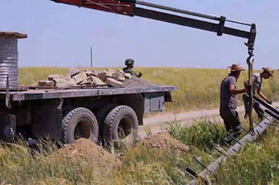 Российские миротворцы обеспечивают безопасность при проведении восстановительных работ линии электропередач в Нагорном Карабахе