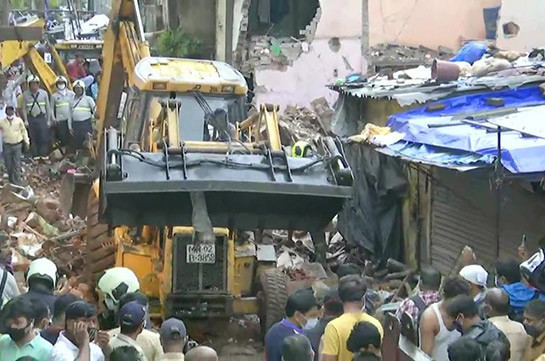 В Мумбаи 11 человек погибли при обрушении дома