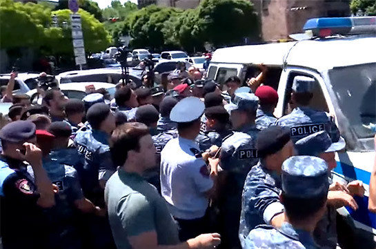 Акция протеста перед зданием правительства: полицейские задержали членов Молодежного союза АРФД