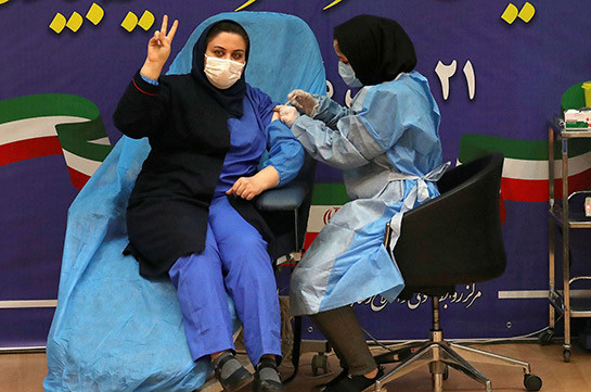 В Иране началась вакцинация национальным препаратом от COVID-19
