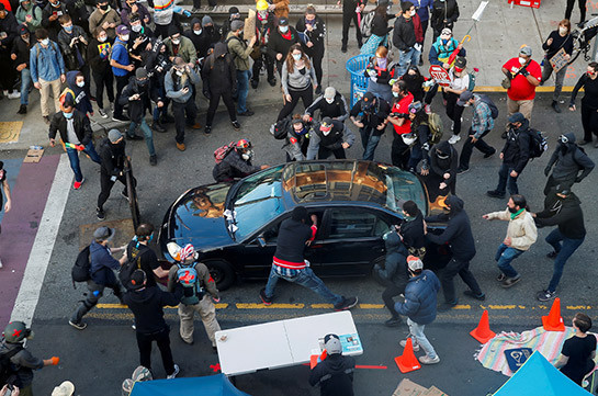 В Миннеаполисе автомобиль въехал в толпу протестующих