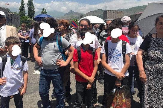 Вице-мэр Гориса: Школьники были приведены на площадь во время занятий – на глазах у приехавших с Пашиняном полицейских