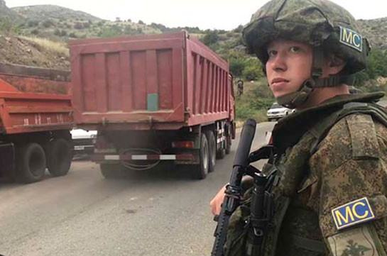 Подразделение военной полиции российского миротворческого контингента в Нагорном Карабахе обеспечивает безопасность передвижения гражданского транспорта