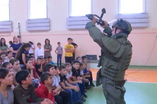 Российские миротворцы провели интерактивный урок в средней школе Мартунинского района