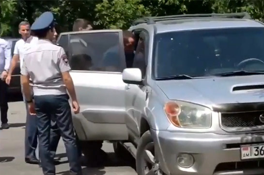 Police officers use force, apprehend head of "Armenia" bloc headquarters in Parakar community (video)