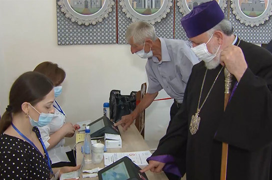 Armenian Catholicos casts his ballot