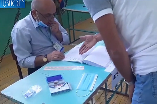 Ճամբարակում քաղաքացու փոխարեն արդեն ստորագրել են ու քվեարկել (Տեսանյութ)