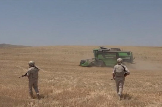 Российские миротворцы обеспечивают безопасность местных жителей, проводящих уборку урожая пшеницы в Мартунинском районе