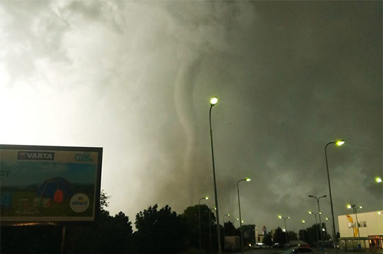 Czech Republic: Deadly tornado sweeps through villages
