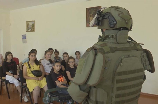 Российские миротворцы провели интерактивный урок в школьном лагере Аскеранского района
