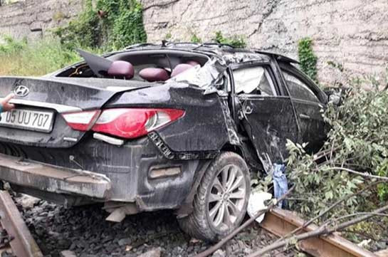 Լոռիում Hyundai մակնիշի մարդատար ավտոմեքենան ժայռից ընկել է երկաթուղային գծերի վրա