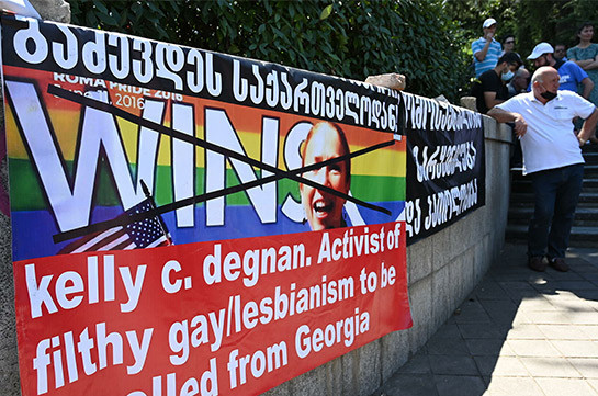 В Грузии противники ЛГБТ устроили акцию протеста для президента Евросовета