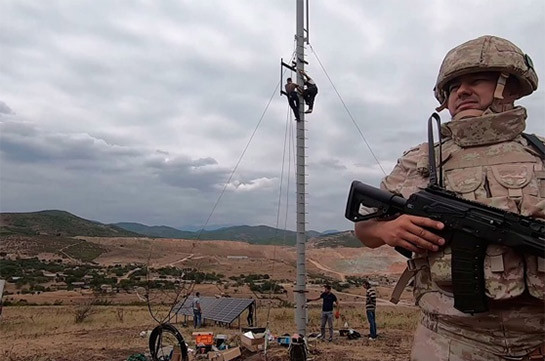 В Карабахе российские миротворцы обеспечили безопасность при установке современных солнечных панелей на сотовые вышки
