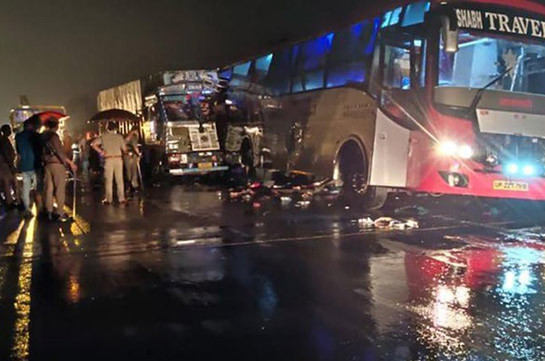 На севере Индии 18 человек погибли в ДТП с автобусом